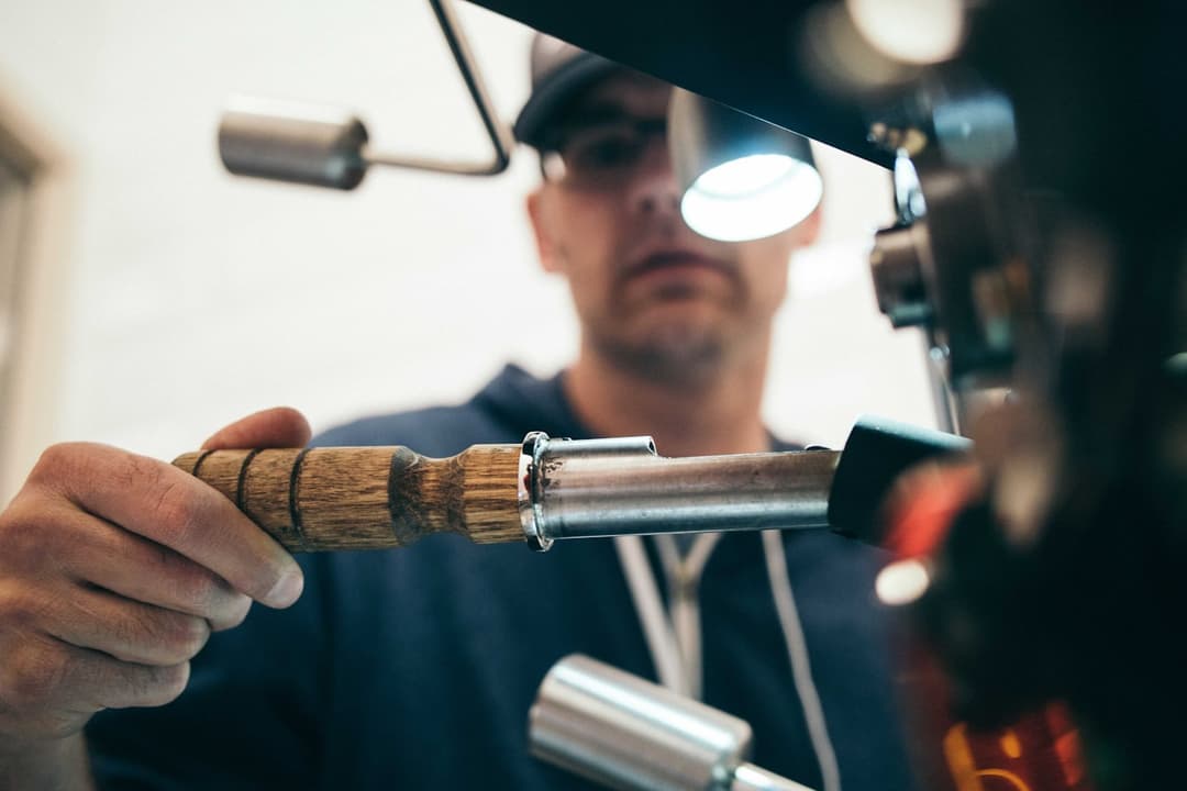 Loodgieter aan het werk onder de gootsteen